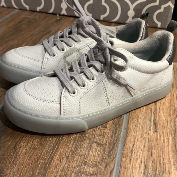 Old Navy Kids or Boys Size 3 Basic Everyday Gray Sneakers Casual NWOT EUC - Picture 3 of 7